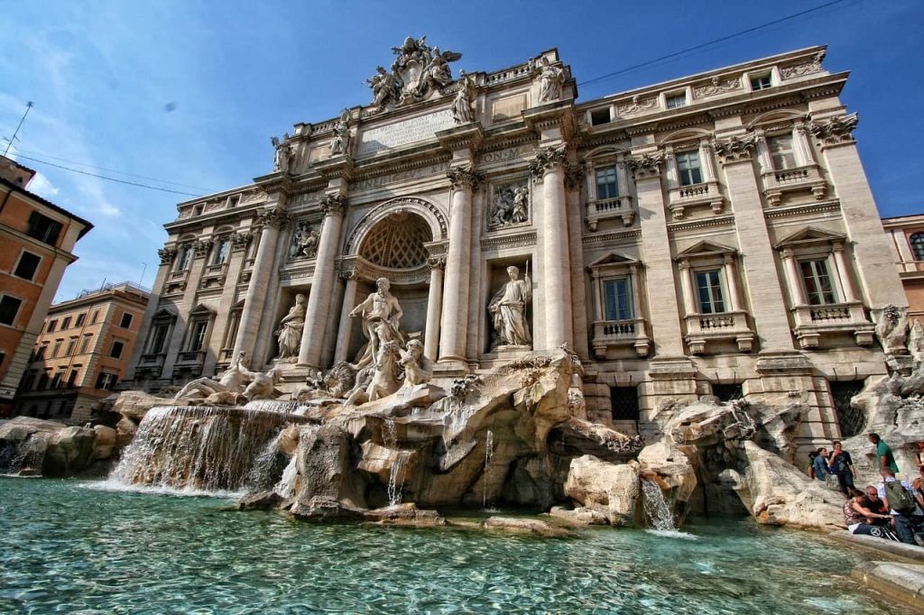 La Fontaine Trevi dans les rues de Rome