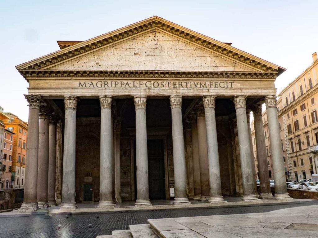 Le Panthéon de Rome au cœur d'une jolie place pavée