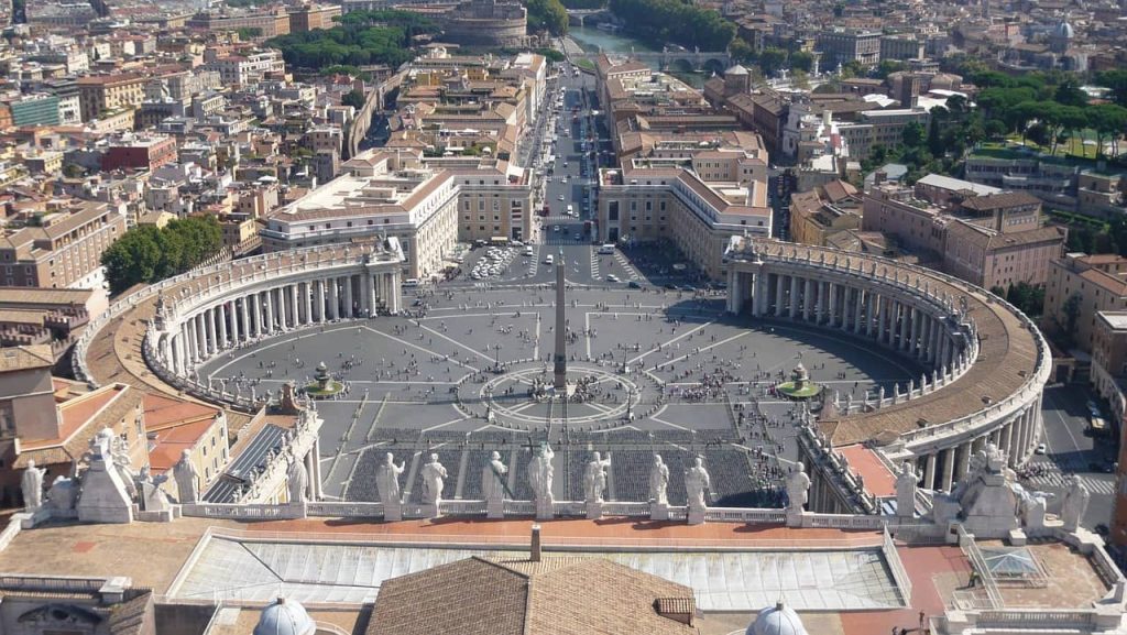 Le Vatican parcouru par de nombreux touristes en voyage