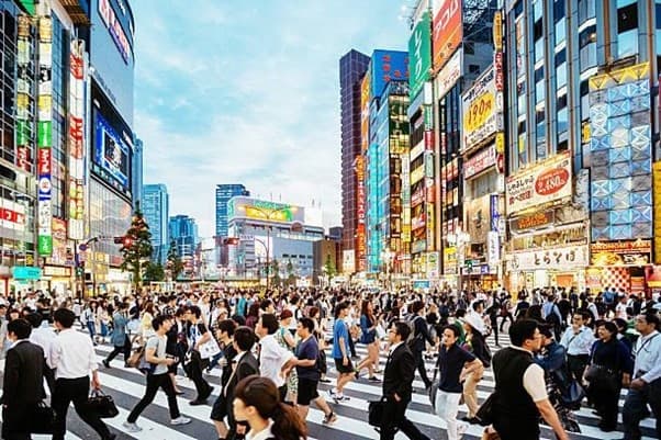 Rues de Tokyo pour de multiples activités le soir