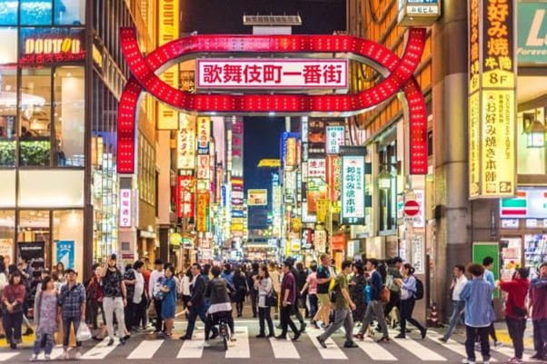 Rues de Tokyo le soir pour de multiples activités