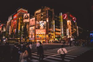 Les rues de Tokyo le soir pour des activités
