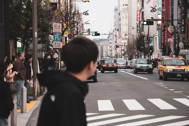 Touriste dans les rues de Tokyo à la recherche d'activité à faire