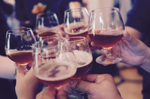 Touristes avec un verre dans un bar à Tokyo