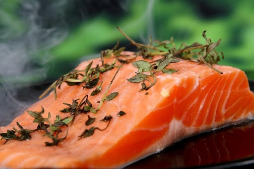 saumon dans le meilleur restaurant de Tokyo