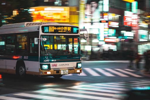 bus dans les rues de Tokyo pour un voyage de 4 jours
