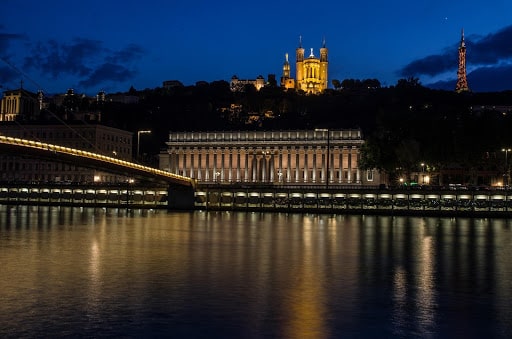 Bâtiment à Lyon le soir