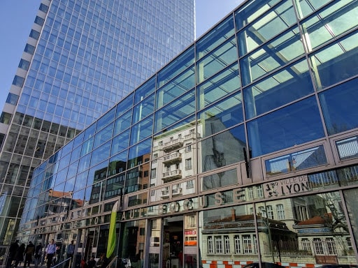 Dégustez les mets lyonnais aux Halles Paul Bocuse durant vos un jour à Lyon