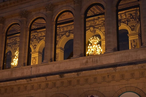 Regarder les bâtiments de Lyon s’illuminer le soir
