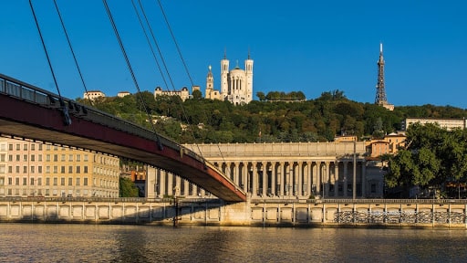 Aller en amoureux à la place de la Fourvière à Lyon