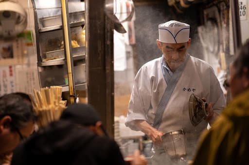 chef préparant des spécialités culinaires, savoir que faire à Tokyo en 2 jours
