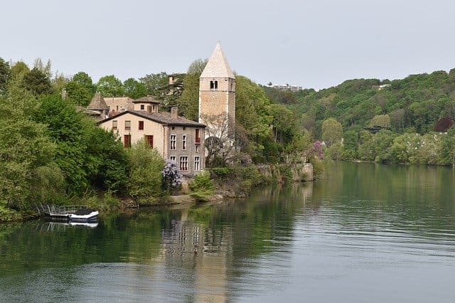 Un moment romantique en amoureux sur l’île Barbe à Lyon