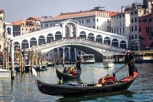 Une promenade en gondole sur le Grand Canal de Venise en amoureux