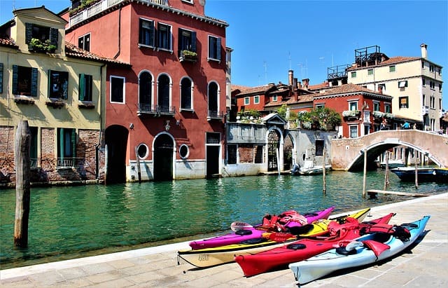 Balade en kayak, une des activités insolites de Venise