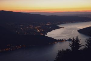 Le lac d'Annecy avec un beau coucher de soleil