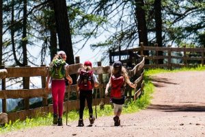 Touristes à Annecy découvrant les meilleures randonnées des alentours