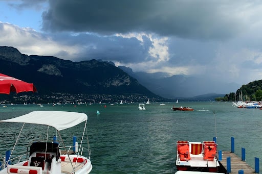 Le lac d’Annecy, idéal pour passer de bon moments le soir