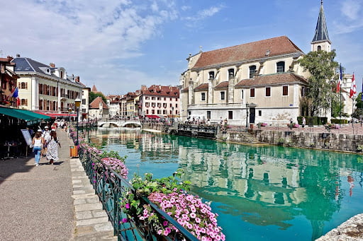 Les rues d'Annecy, ville idéale pour un séjour de 2 jours