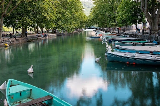 Longez les canaux d'Annecy durant vos 2 jours