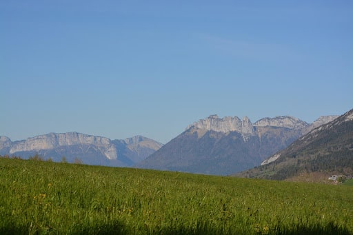 Montagnes au loin lord d'une randonnée à Annecy