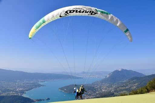 Faire du parapente à Annecy en amoureux