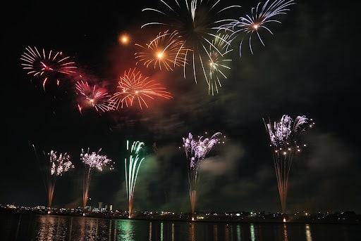 Feu d'artifice au lac d'Annecy, idéal pour une soirée en famille