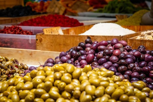 Faire ses courses dans les marchés d’Annecy le soir