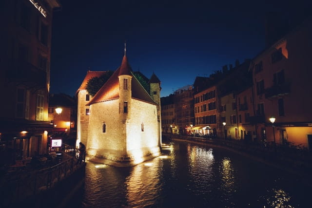 Le Palais de l'Isle à Annecy magnifiquement éclairé le soir