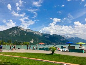 Le lac d'Annecy, idéal pour voyager pas cher