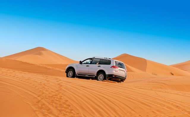 Voiture de location dans le désert de Marrakech