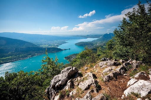 Lac d'Annecy avec de multiples activités possibles