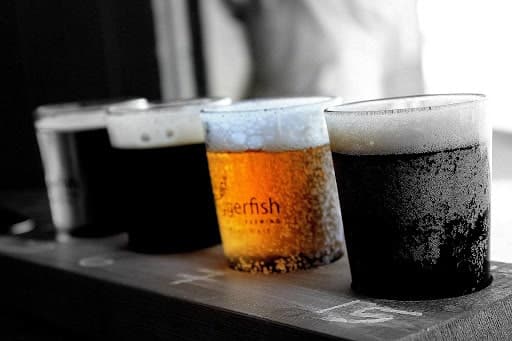 Bonne bière entre amis dans un bar à Annecy