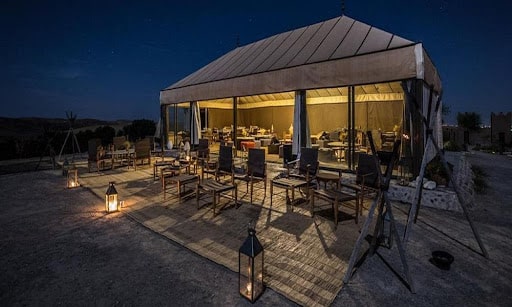 Dîner le soir à Marrakech dans le désert