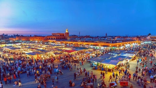 La place place Jemaa el-Fna du centre-ville de Marrakech avec votre bébé