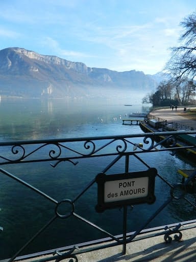 Le pont des Amours à Annecy, lieu insolite
