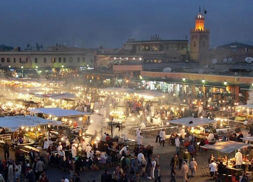 La place Jemaa el-Fna dans le quartier de la Médina à Marrakech