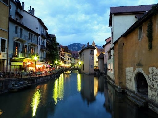 Balade sur les canaux , idéal pour découvrir Annecy en 1 jour