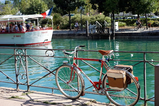 Se déplacer à vélo à Annecy pour faire des économies