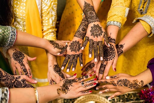 Un tatouage avec du henné en famille pendant séjour à Marrakech
