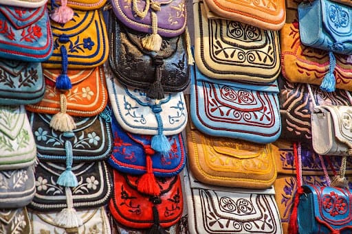 Les souks de Marrakech avec des produits locaux