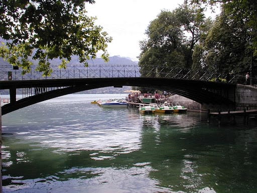 Passage sur le pont des Amours durant vos 4 jours à Annecy