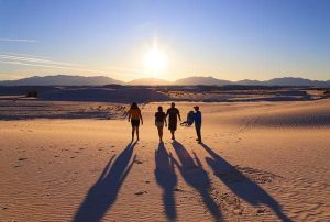 famille dans le désert proche de Marrakech