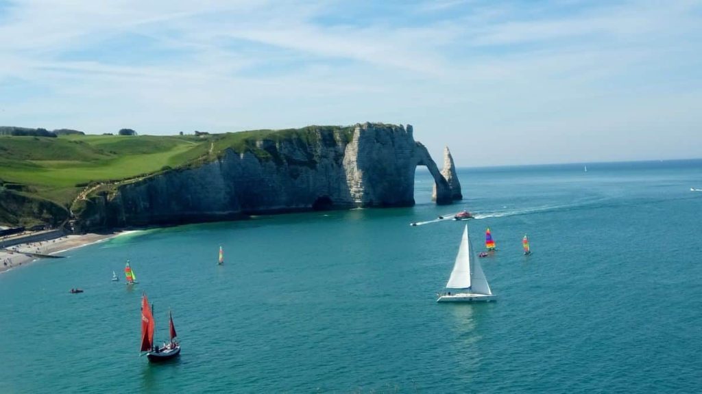 voiliers à la falaise d'Etretat