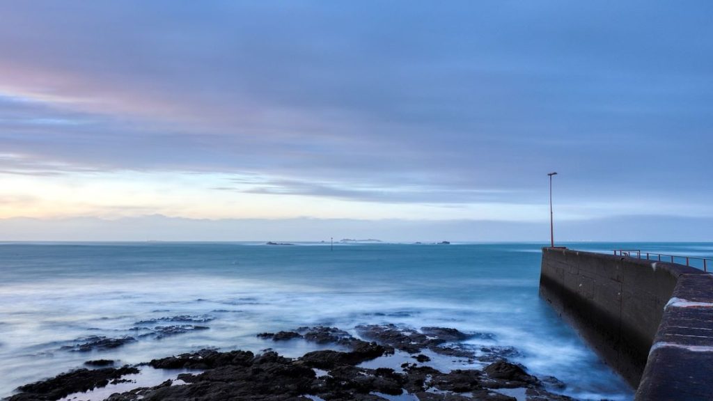 océan et digue de la plage de Quiberon