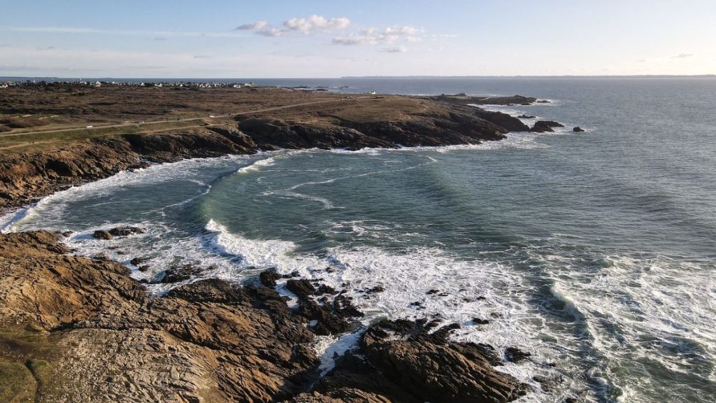 plage Quiberon avec falaises