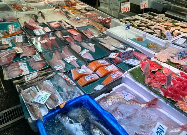 Poisson frais sur le marché Toyosu de Tokyo