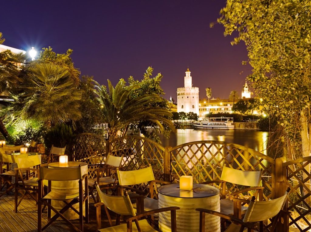 Terrasse à Séville la nuit