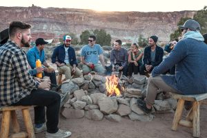 Camping conseils gens autour du feu