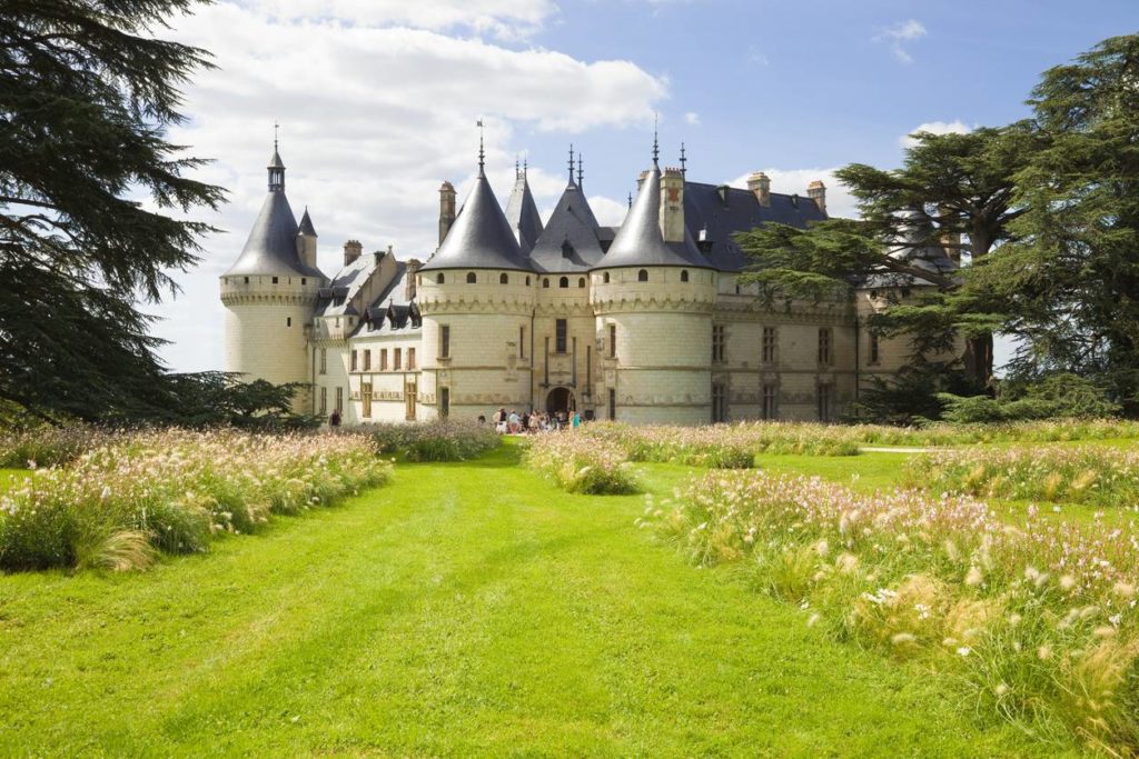 Château de la Loire derrière un espace verdoyant