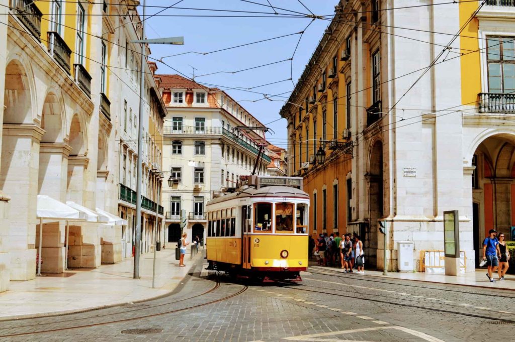 tram à Lisbonne au Portugal-min